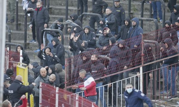 Грозни сцени на Армията - фенове на ЦСКА и Локо Пловдив си спретнаха бой
